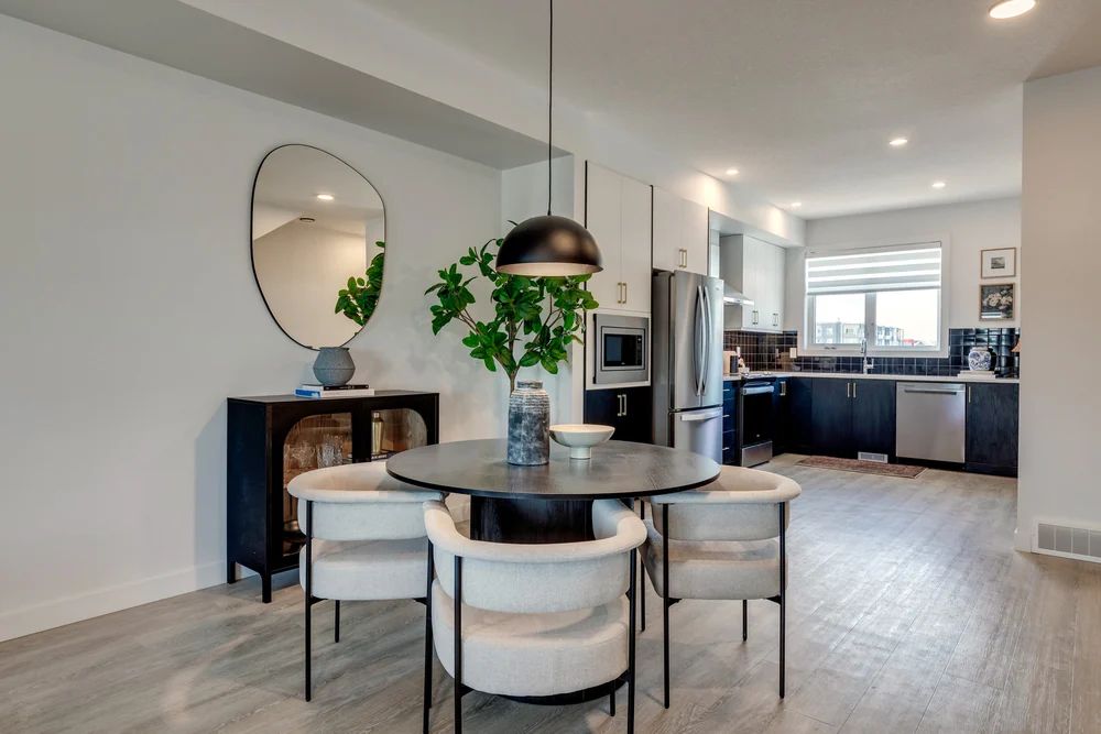 821 81 St SW, Calgary, AB - photo 1 of 3