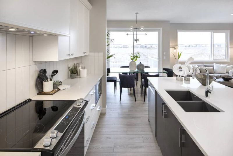 125 Corner Glen Ave NE, Calgary, AB - photo 2 of 8