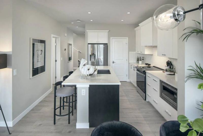 125 Corner Glen Ave NE, Calgary, AB - photo 3 of 8