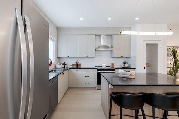 365 Creekside Drive SW, Calgary, AB - photo 5 of 7